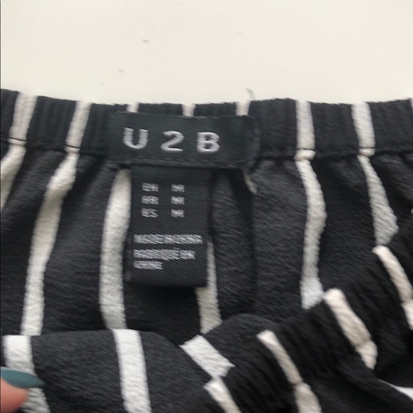 UP M Off-Shoulder Black & White Tee - Picture 3 of 3